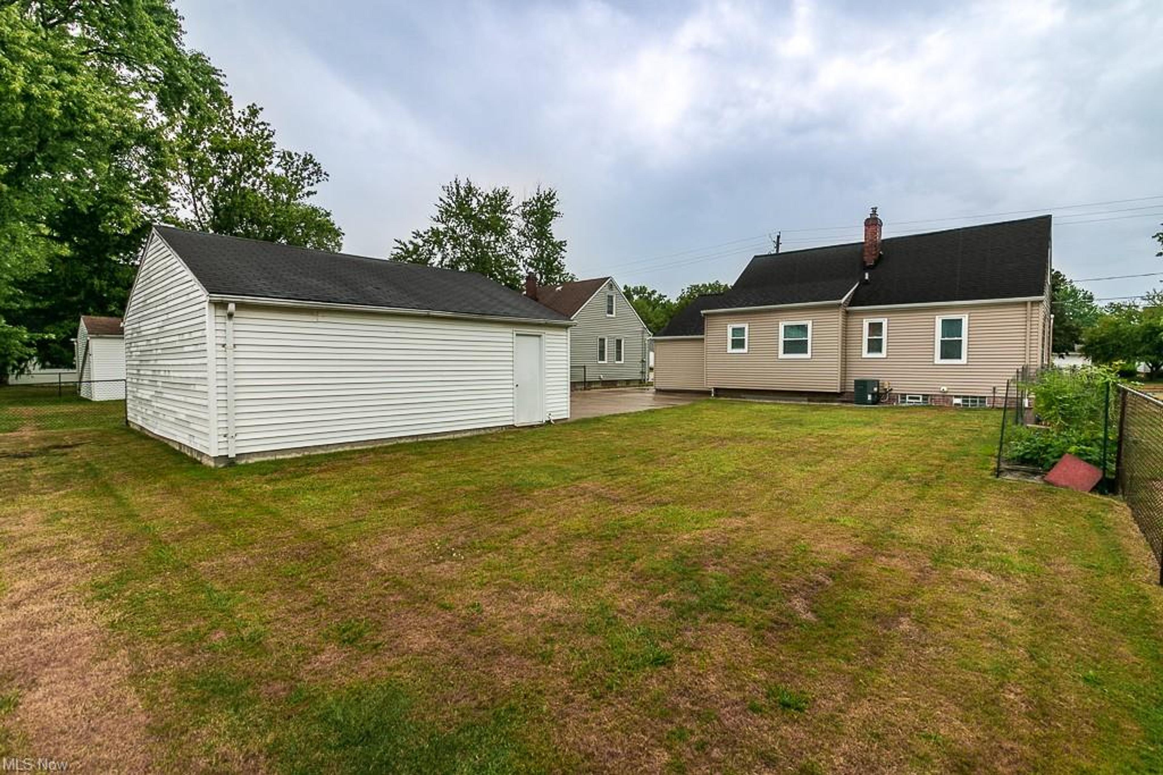 3828 E 365th Street, Willoughby - photo 2