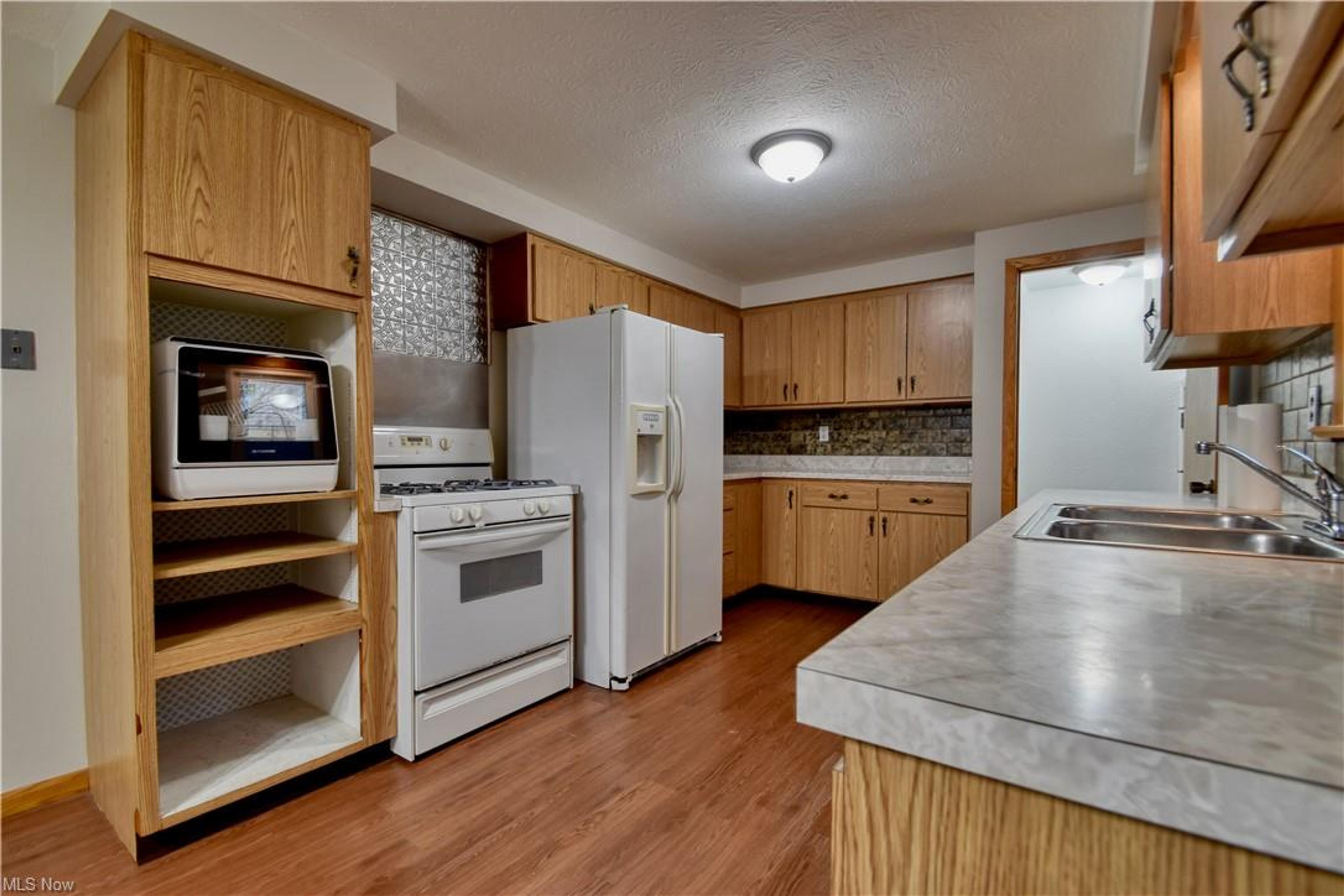 32868 Barbara Drive, Eastlake - photo 11