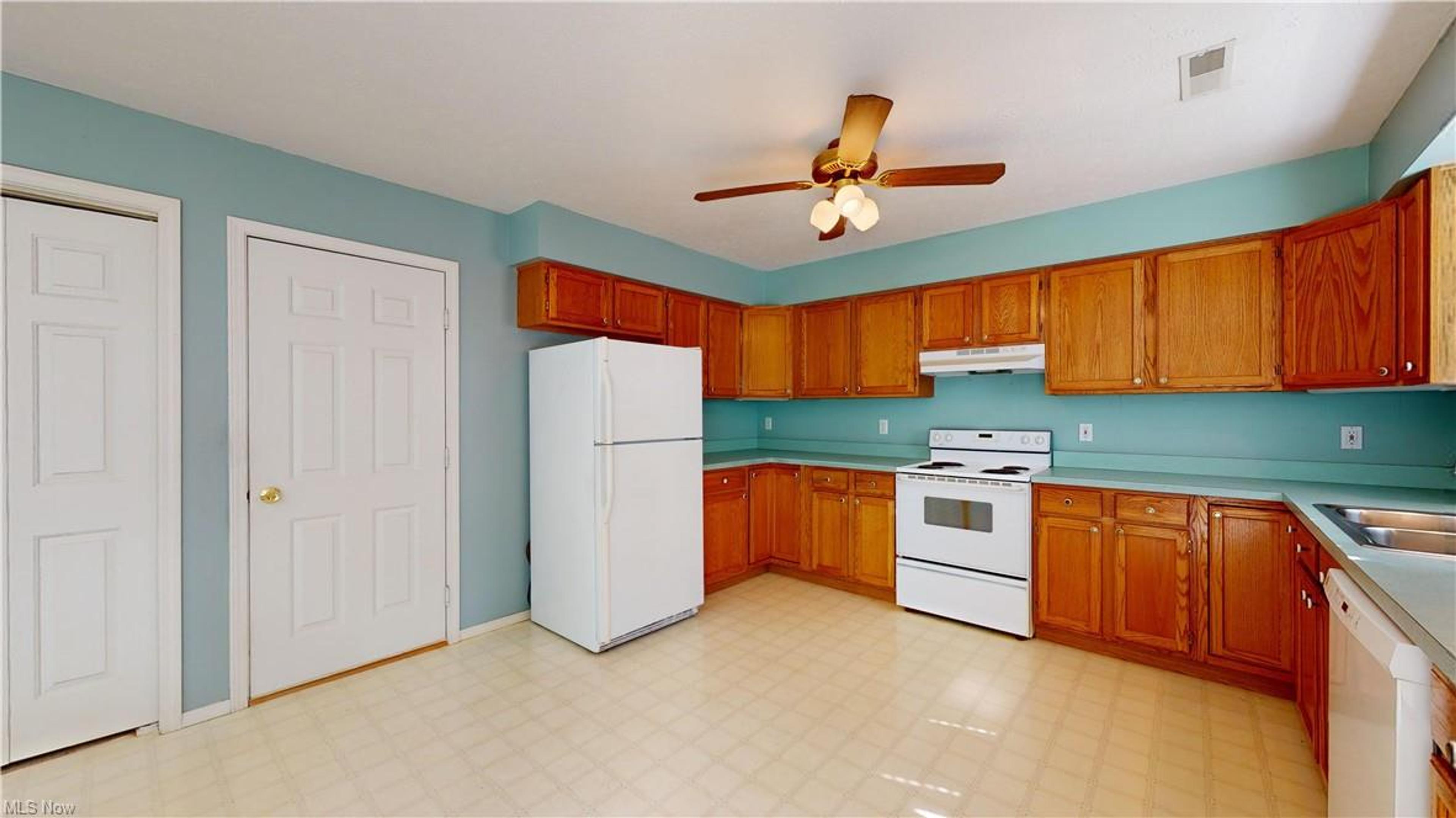 14725 Lakeview Drive, Middlefield - photo 15