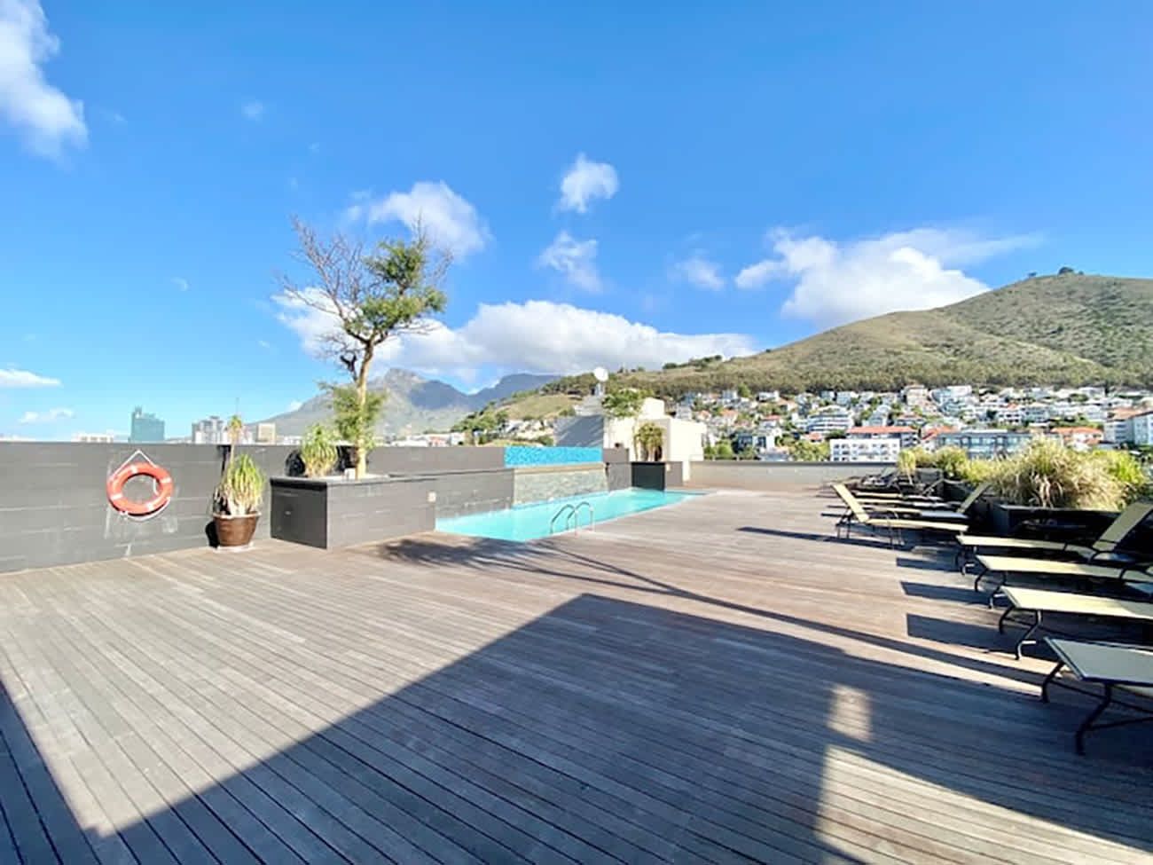 Royale 615 in Green Point, image 2
