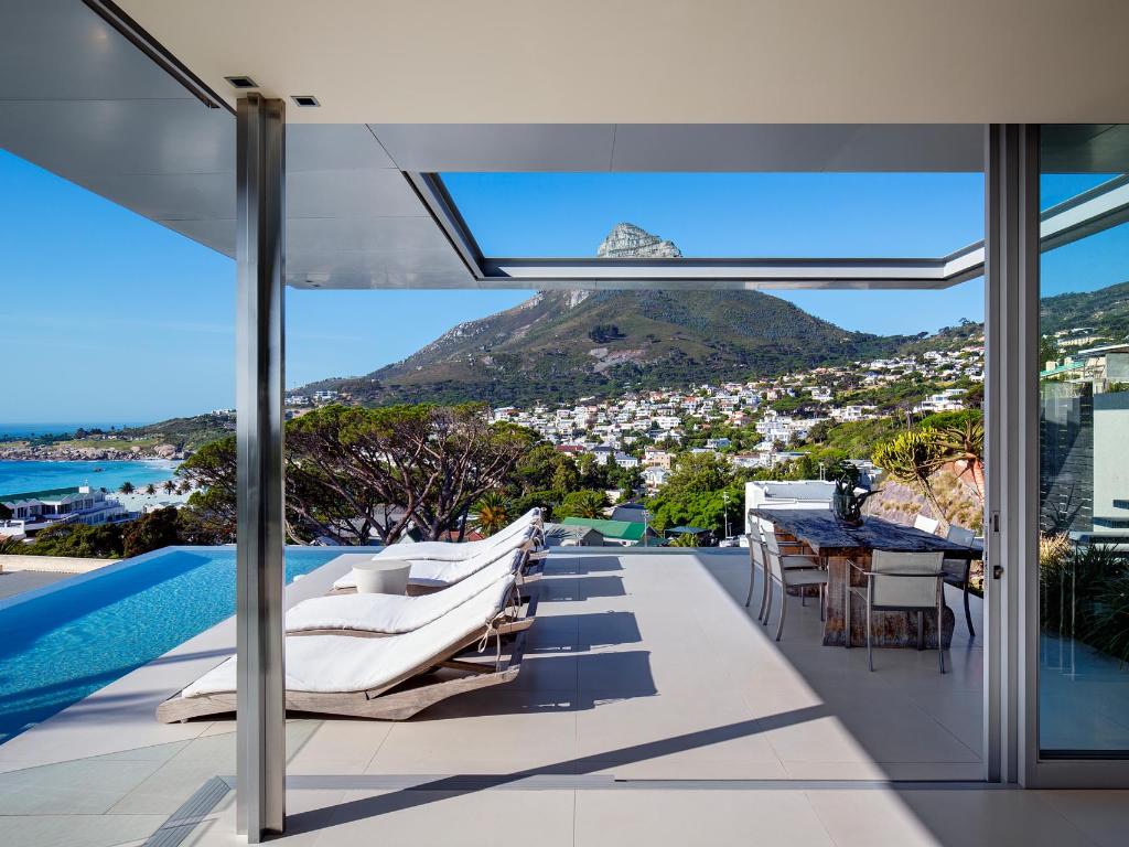 008 Bond House — image 3