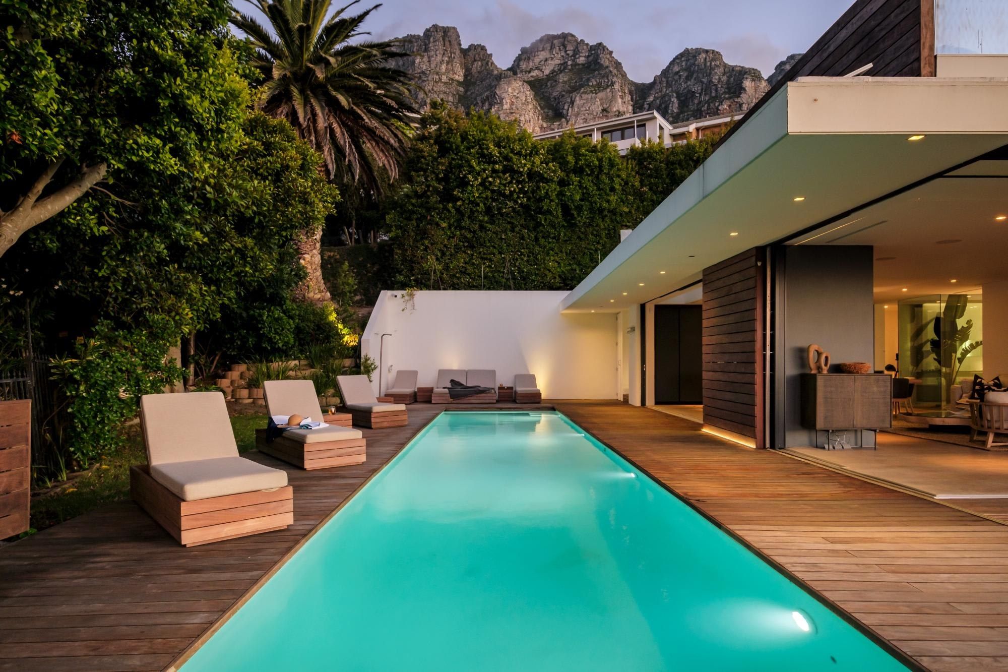 Pool terrace and Twelve Apostles view at Lion's Lookout