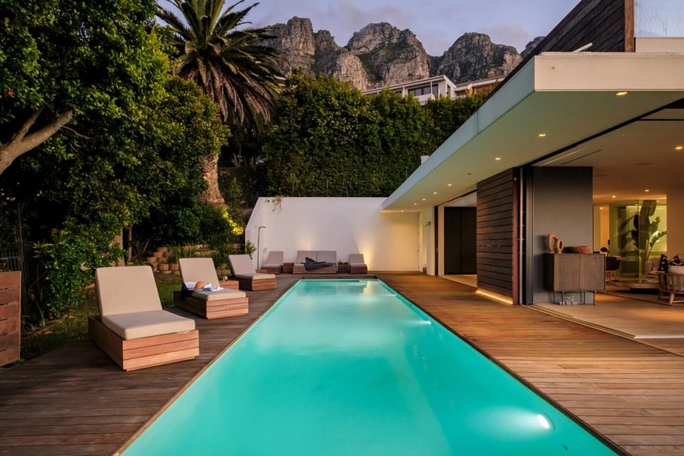 Pool terrace and Twelve Apostles view at Lion's Lookout