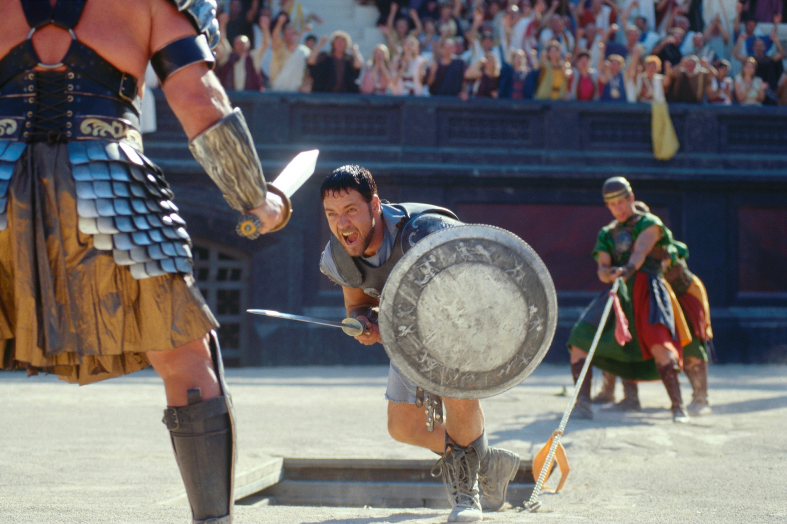 Russell Crowe as Maximius with his mouth wide open about to attack his opponents in the Gladiator arena.