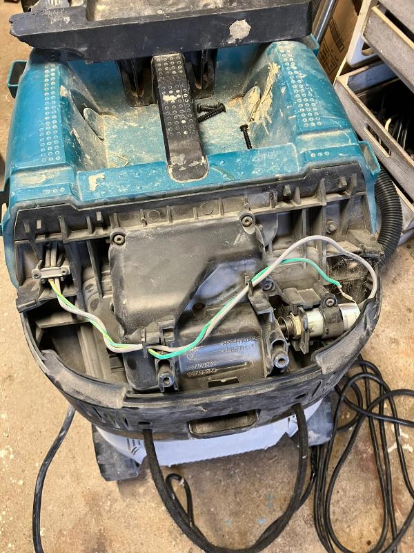 Makita VC4210M disassembly