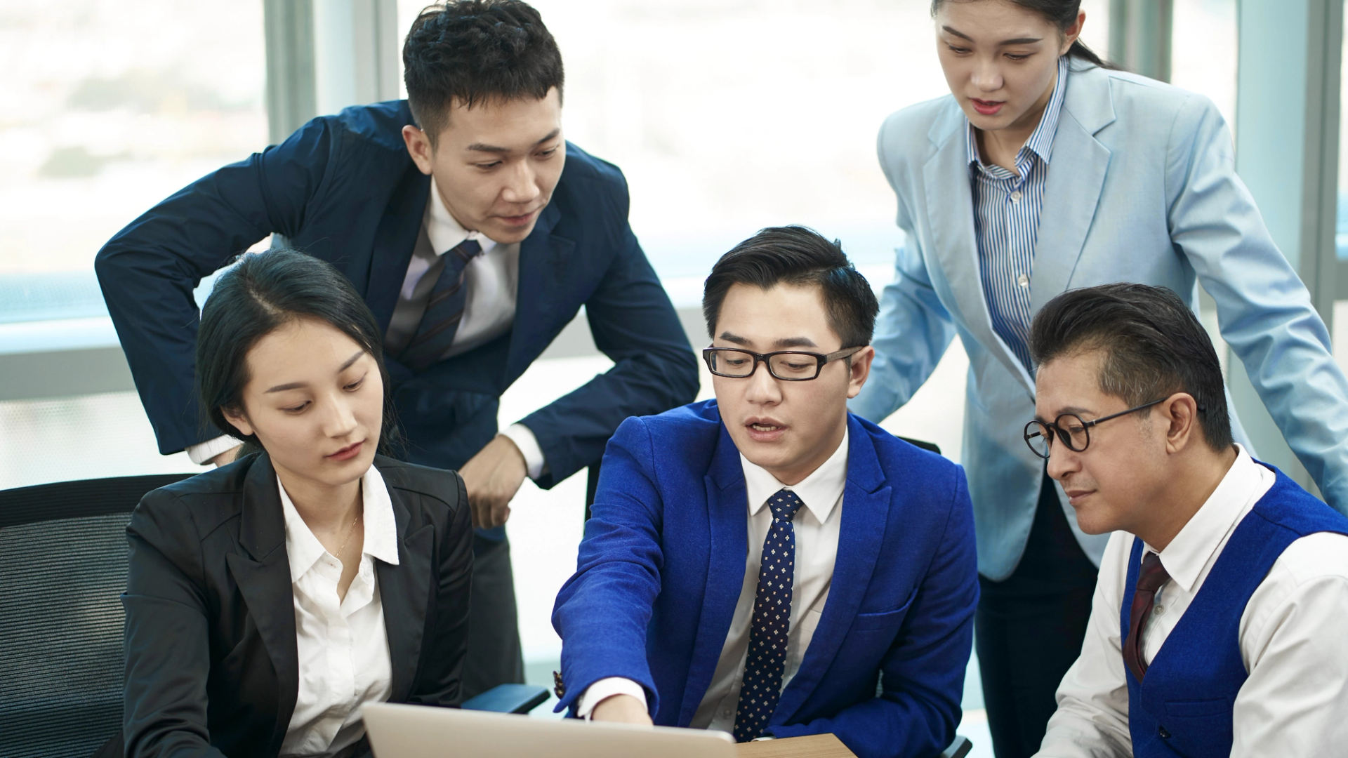 Nghệ thuật lãnh đạo - 8 chủ đề lấy con người làm trung tâm trong 6 tháng đầu năm 2025 (Phần 2)