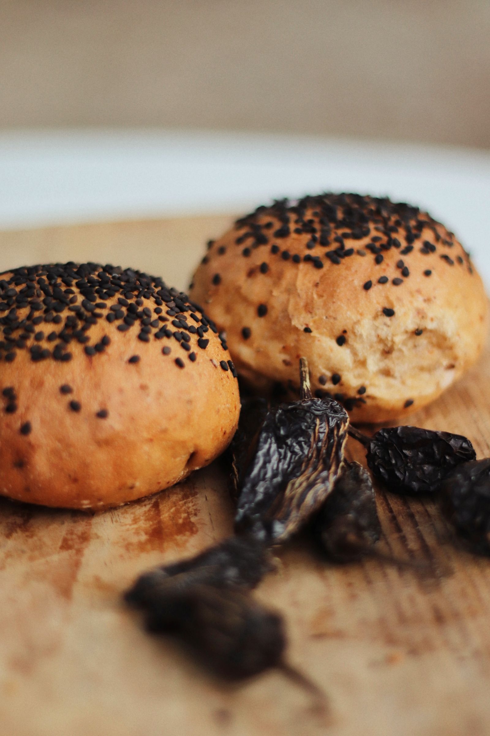 Bollo queso crema y chile rayado - Image 1