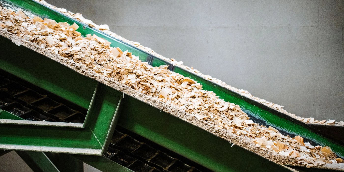 a conveyor belt transporting wood chips.