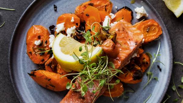 Oppskrift på ørret med lun gulrotsalat