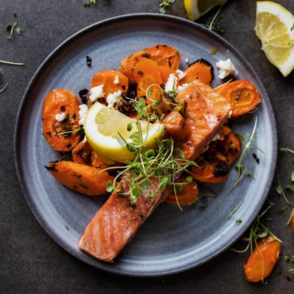 Oppskrift på ørret med lun gulrotsalat