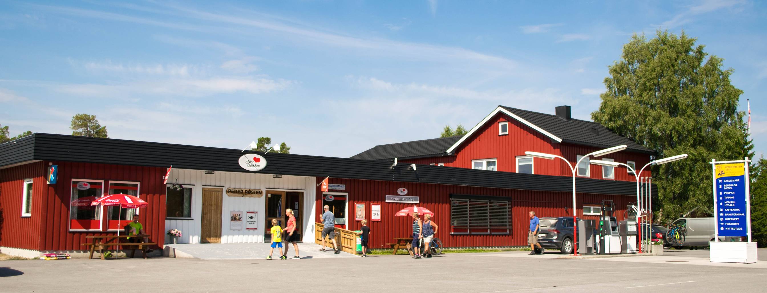 Bilde av Nærbutikken Elgå med blå himmel i bakgrunnen