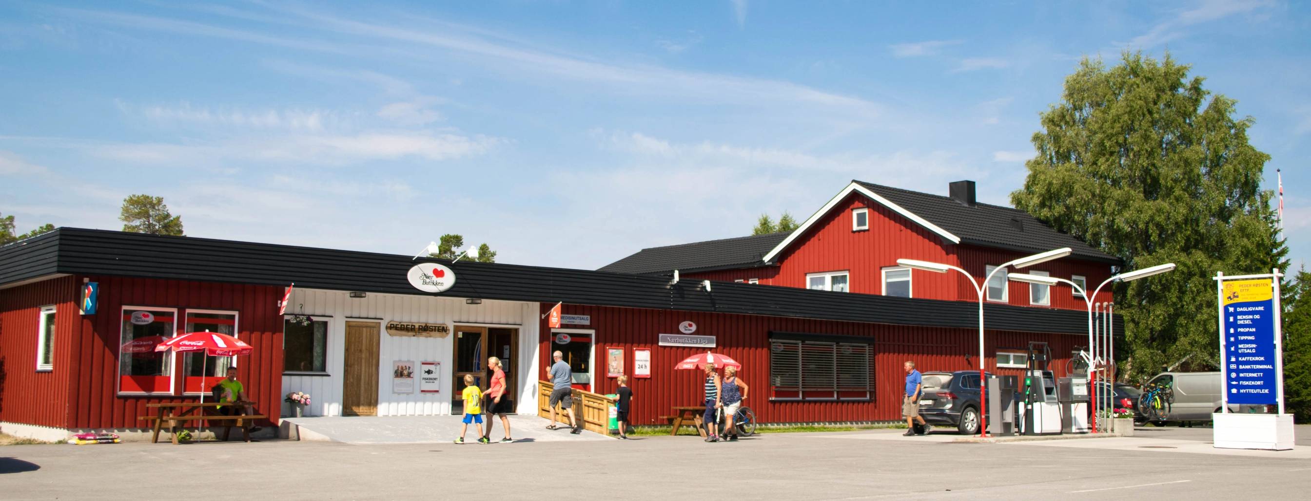 Bilde av Nærbutikken Elgå med blå himmel i bakgrunnen