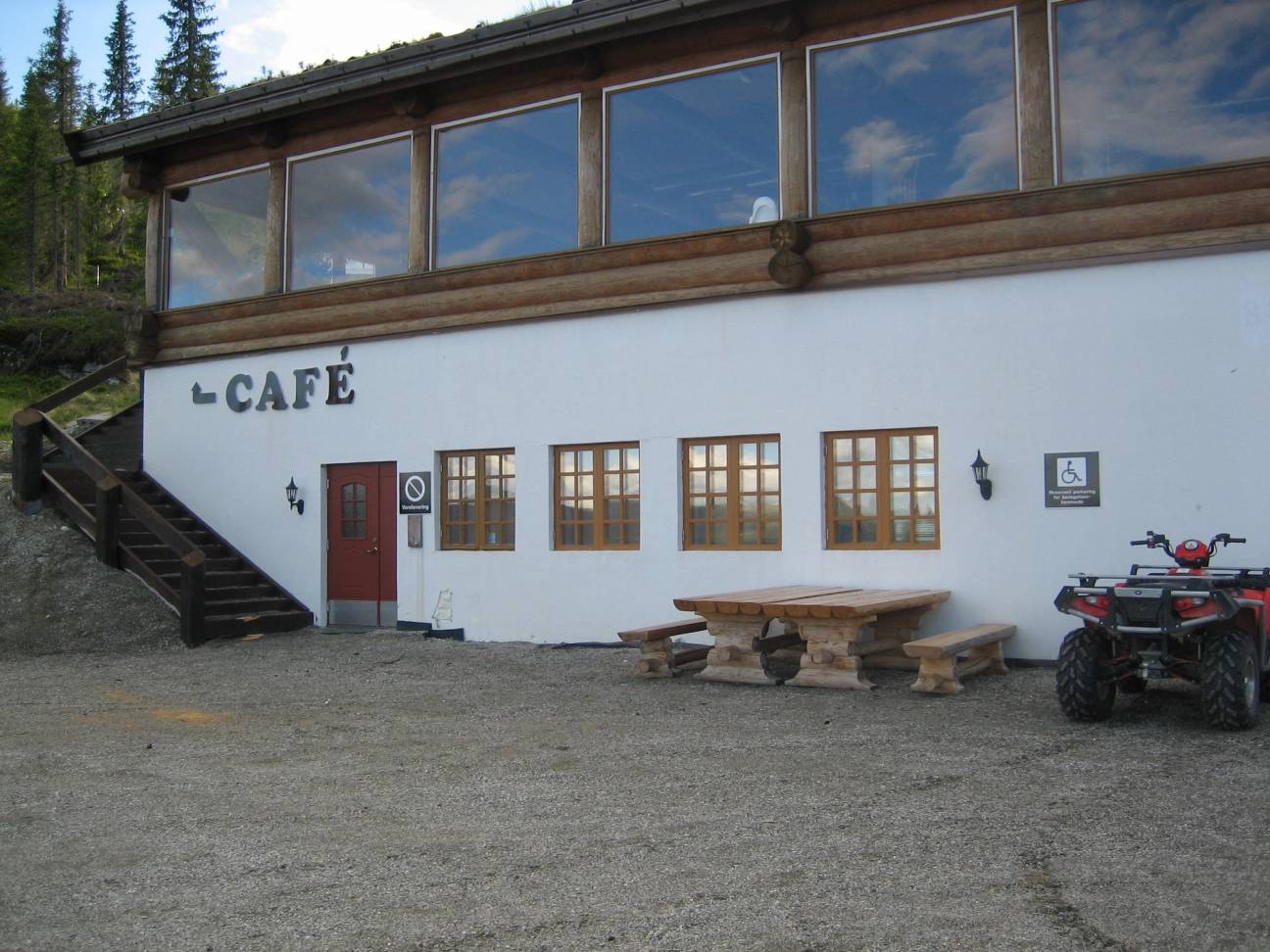 Bilde av en bygning det står Cafe på
