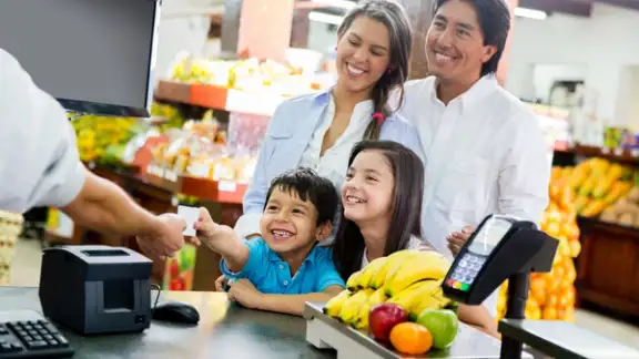 Famiglia guarda shopify pos al supermercato