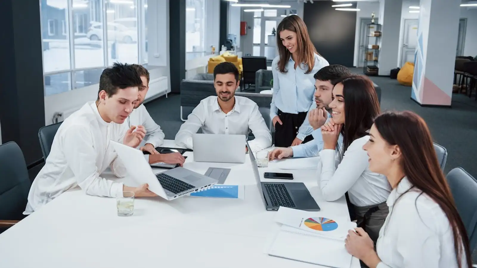 persona mostra progetti a team aziendale.jpg