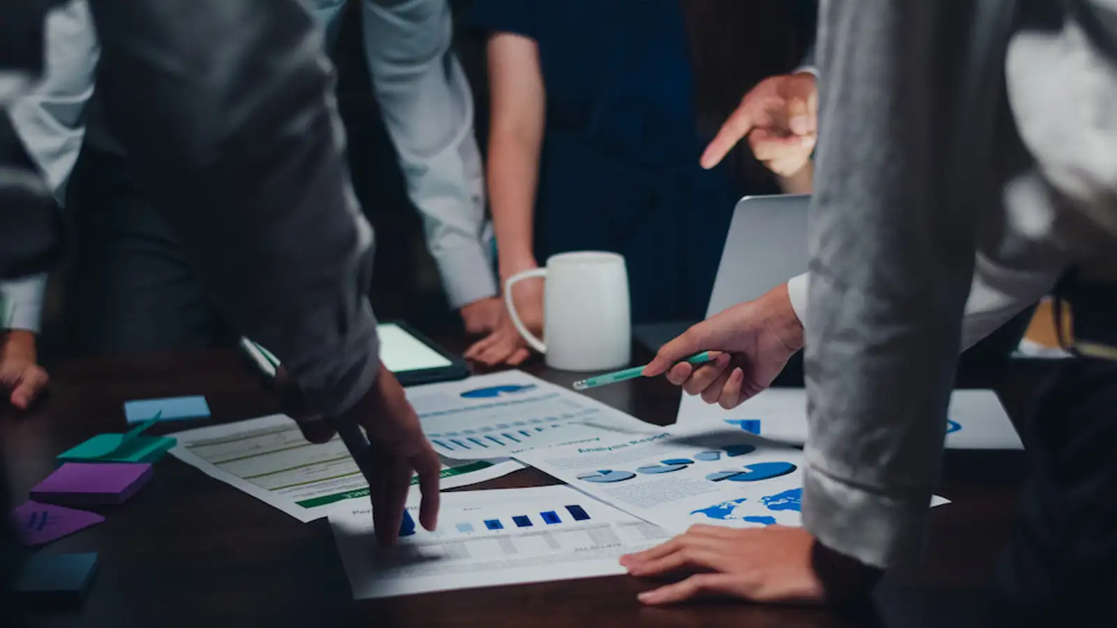 businessmen in piedi davanti ad un progetto cartaceo.jpg