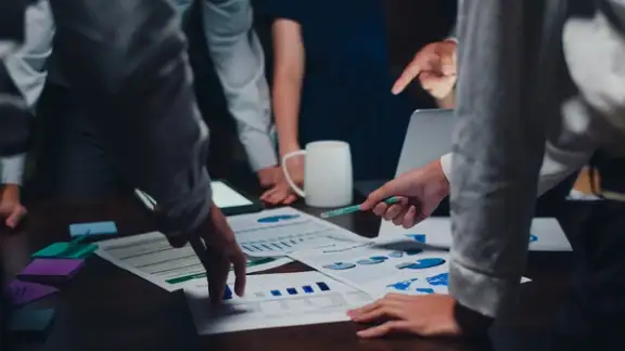 businessmen in piedi davanti ad un progetto cartaceo.jpg