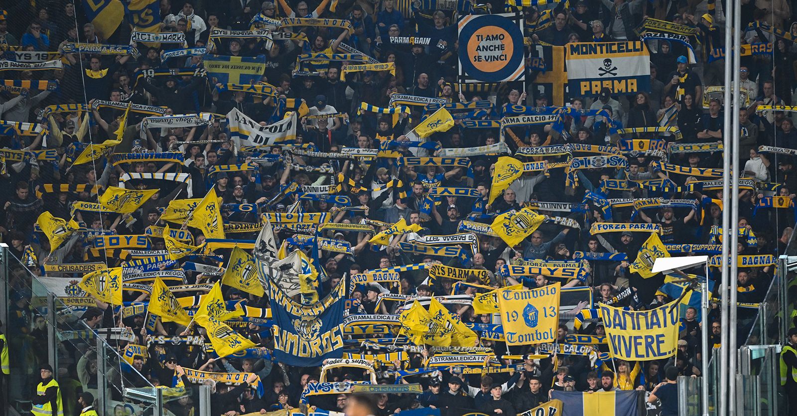 Tifosi del parma calcio alzano le sciarpe in curva