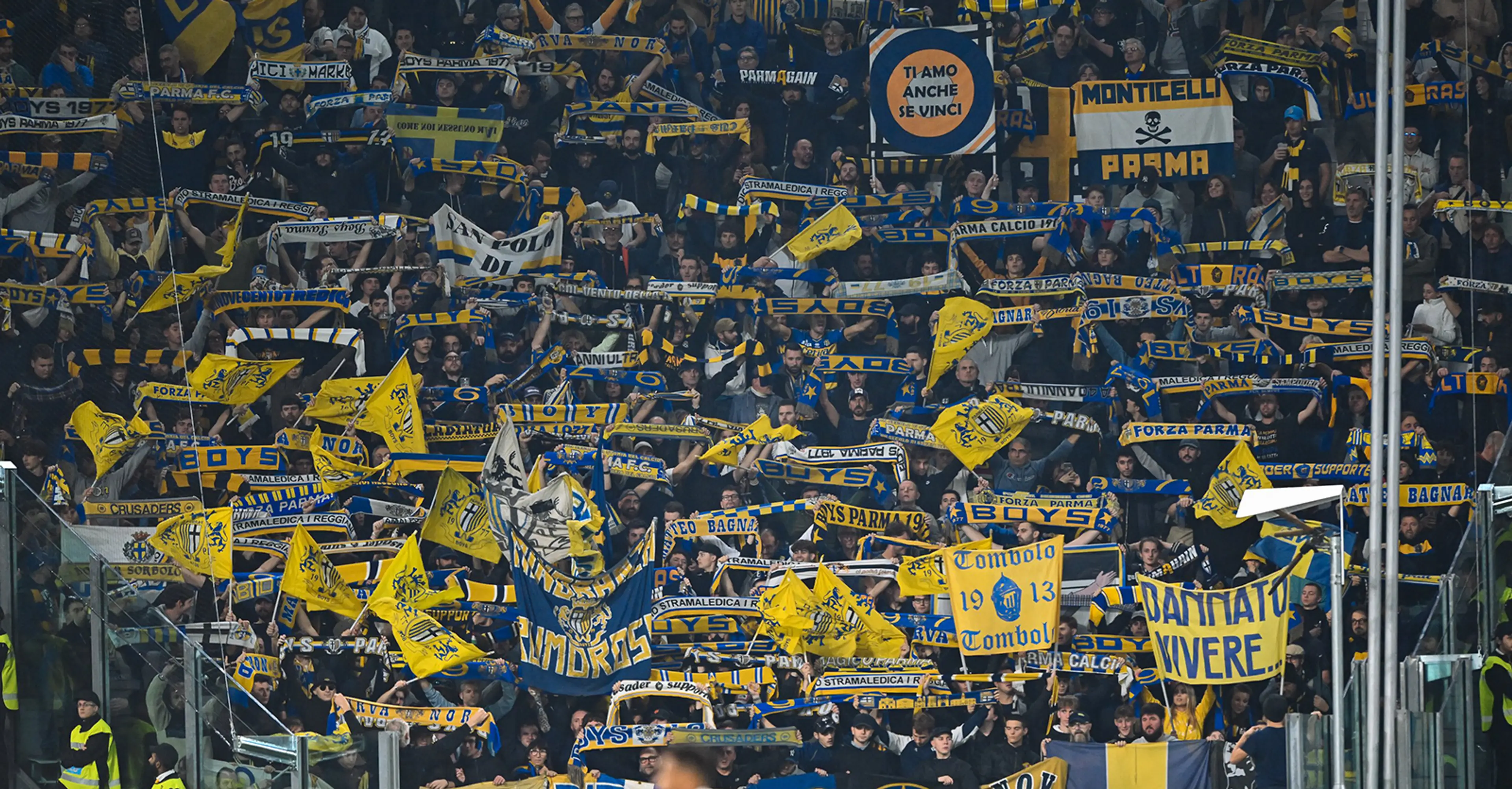 Tifosi del parma calcio alzano le sciarpe in curva
