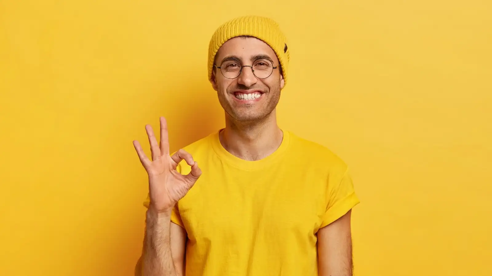 primo piano di persona con gesto ok che ride e da feedback.jpg