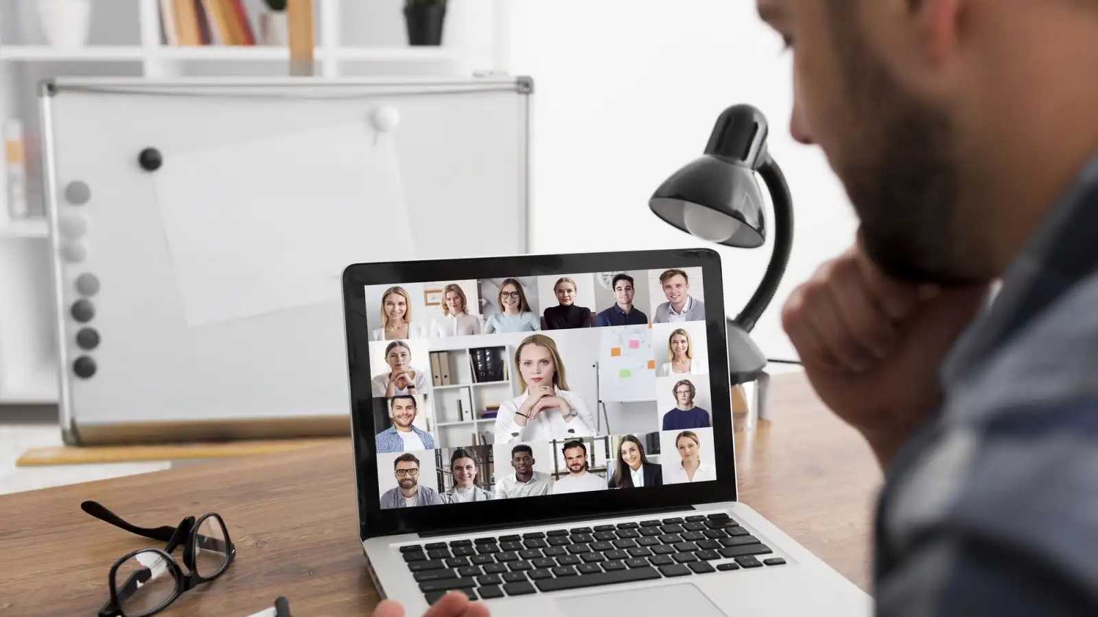 Persona parla nel webinar.jpg