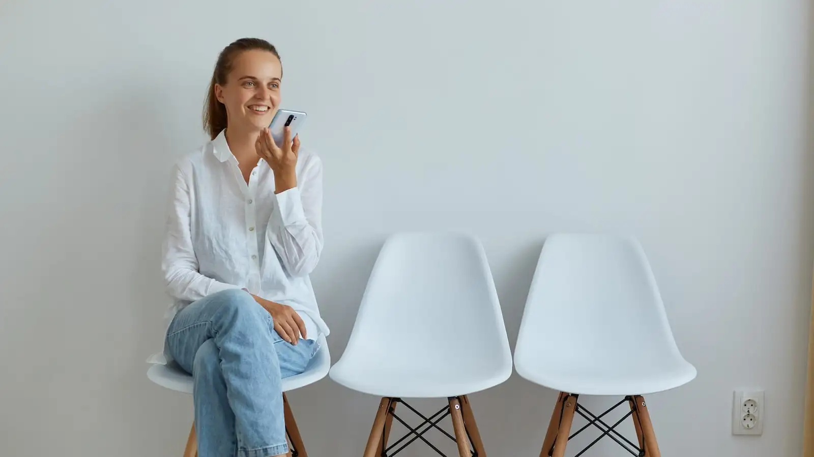 ricerca vocale di una donna seduta sulla sedia.jpg