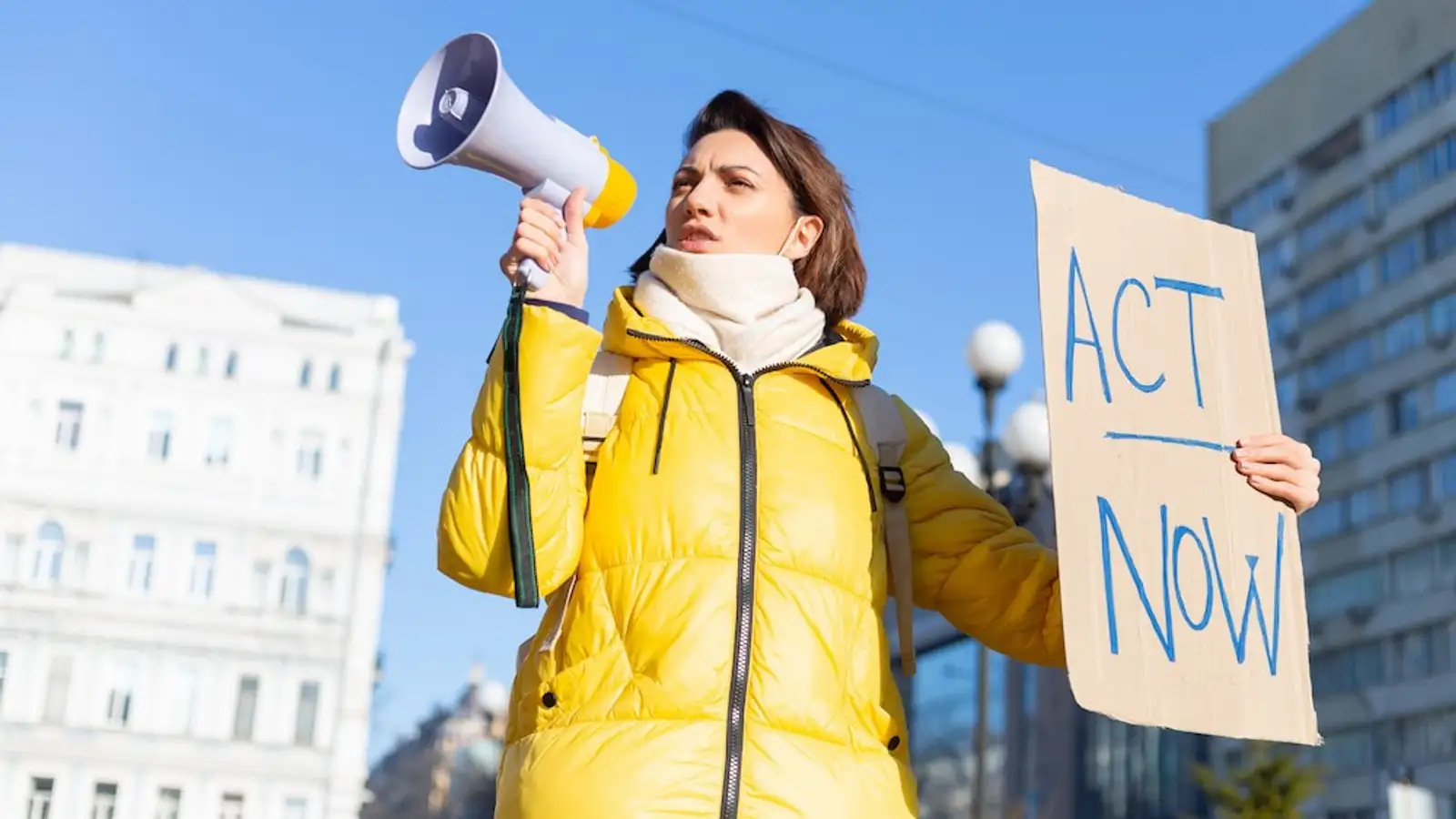 ragazza arrivista con cartello act now.jpg