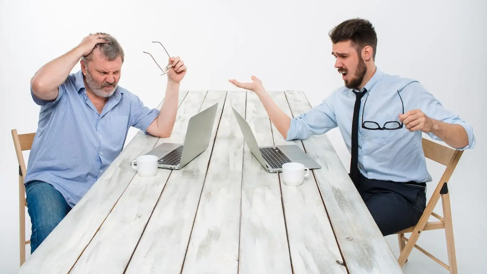 due colleghi lavorano in ufficio insieme su un tavolo bianco.jpg