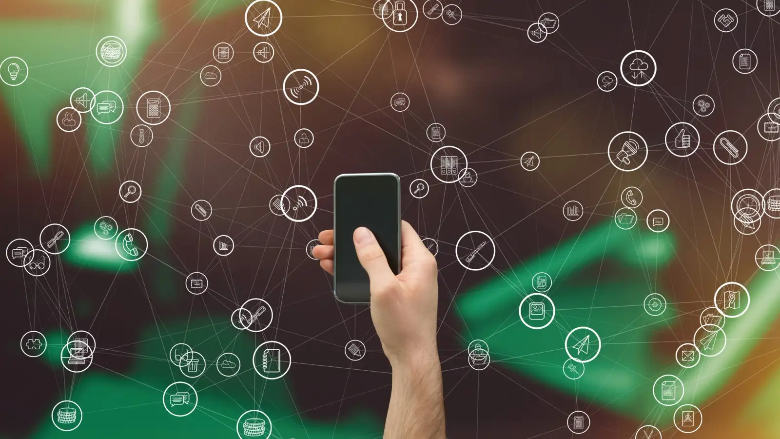 mano che tiene smartphone con icone di altri canali di comunicazione.jpg