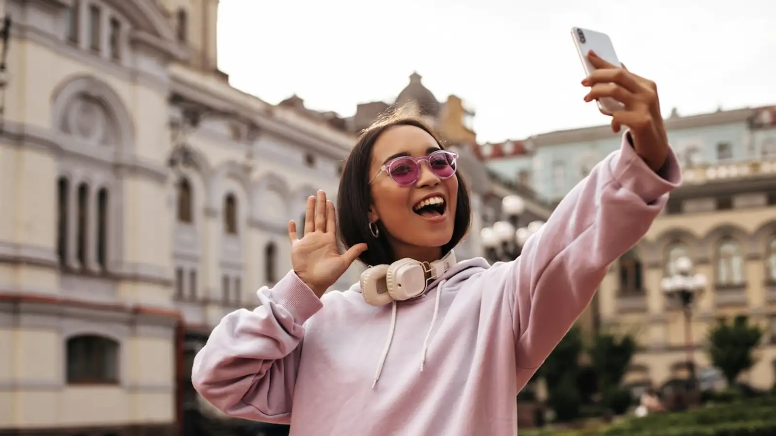 ragazza selfie bereal davanti ad un palazzo.jpg