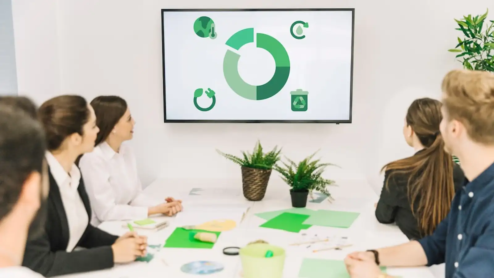 gruppo di lavoratori che guardano un grafico in un meeting.jpg