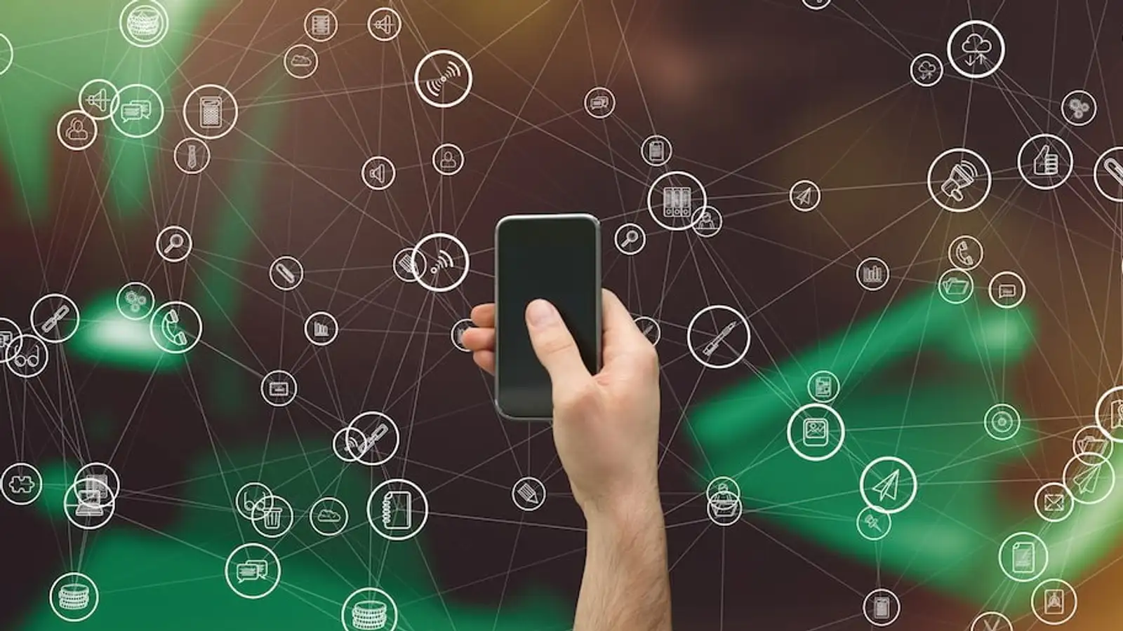 mano tiene smartphone con attorno icone di canali.jpg