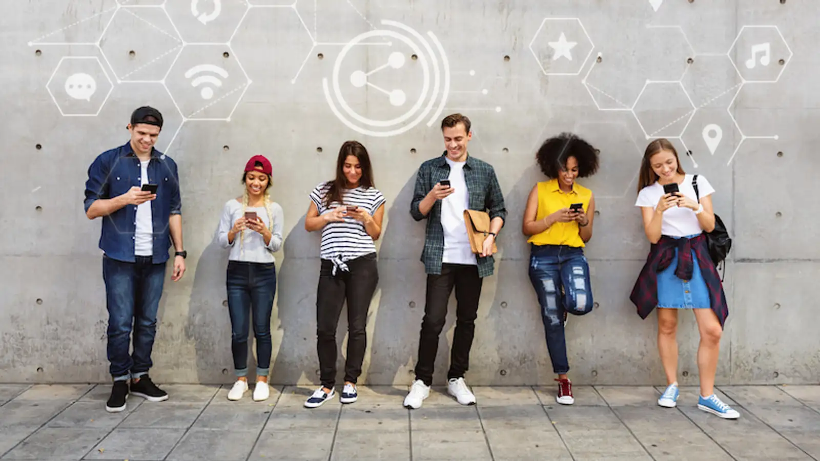 amici usano telefono social.jpg