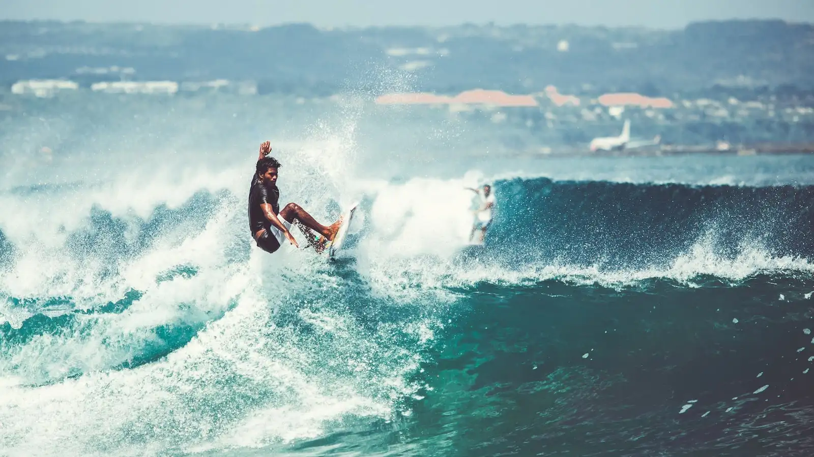 uomo che sta facendo surf.jpg