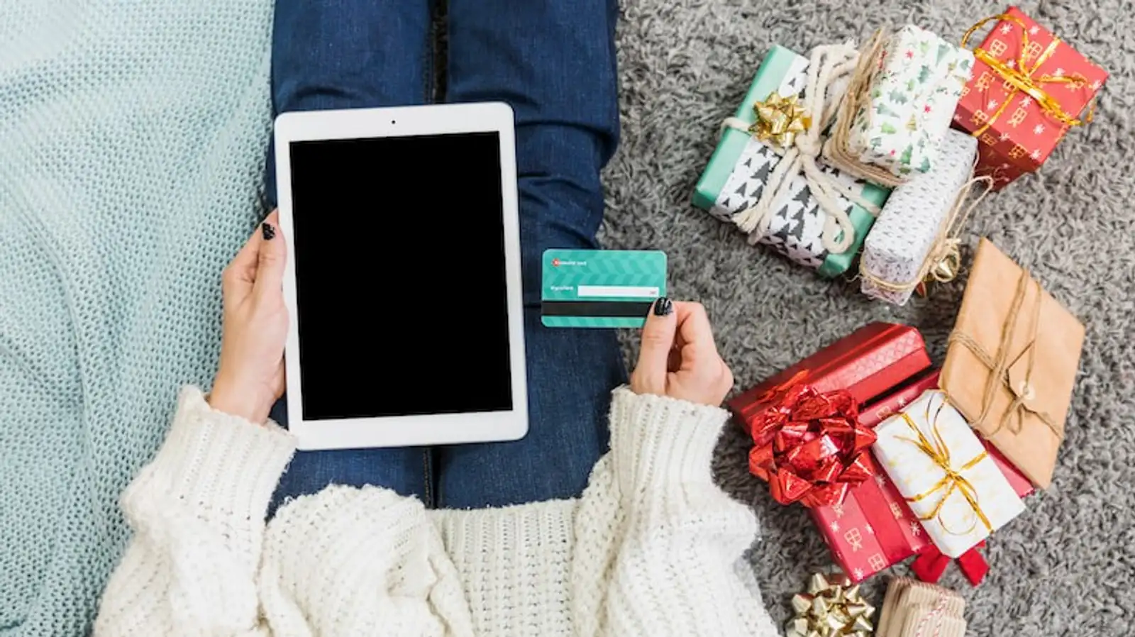 donna con tablet carta di credito regali.jpg