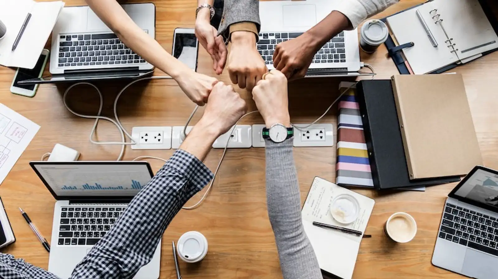 colleghi di lavoro si danno il pugno.jpg