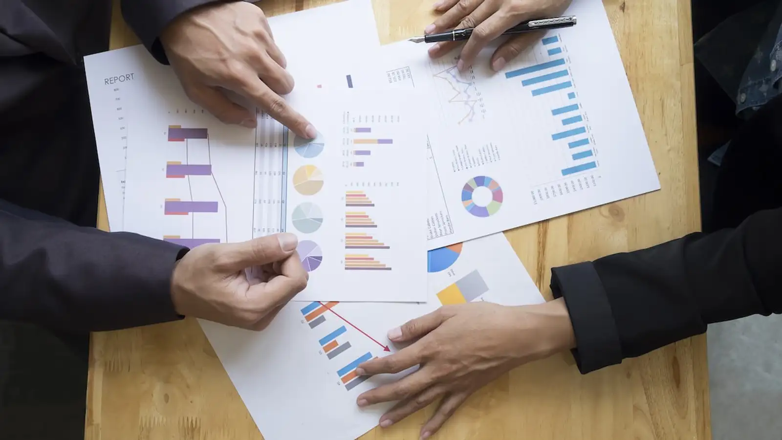 mani che indicano su grafici cartacei.jpg