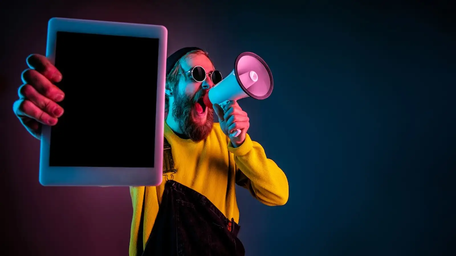 persona mostra tablet con un megafono in mano.jpg