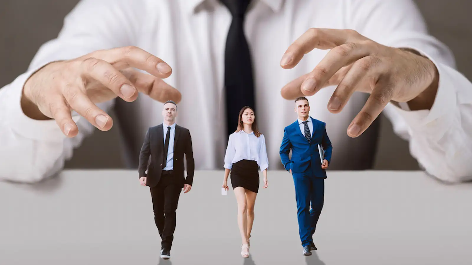 tre persone camminano con mani giganti alle loro spalle.jpg