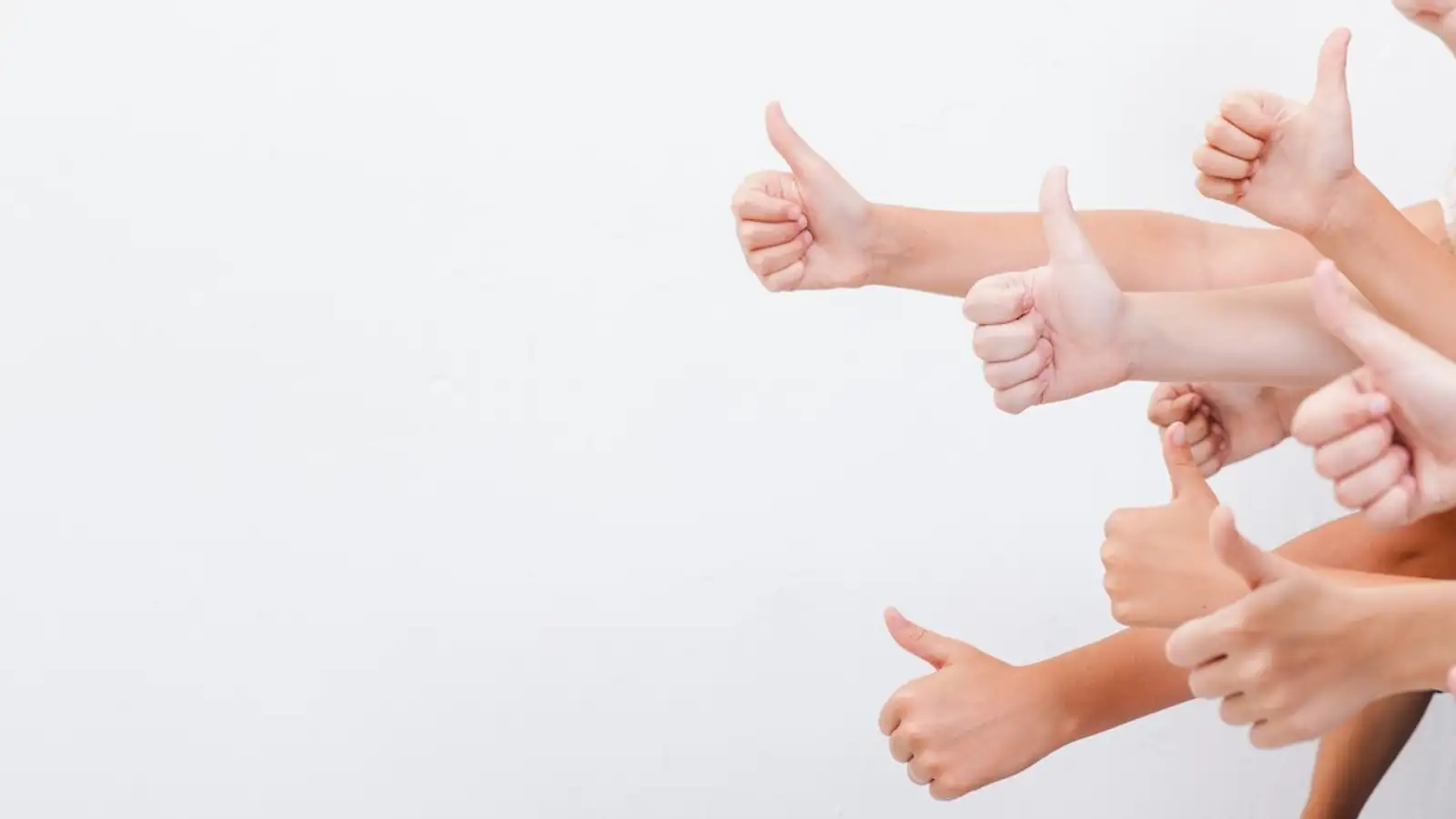 pollice su di ragazzi su sfondo bianco.jpg