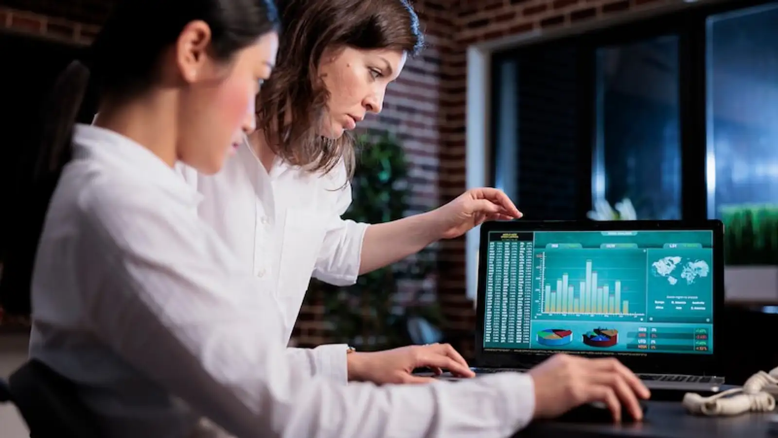 donne che fanno analisi dati.jpg