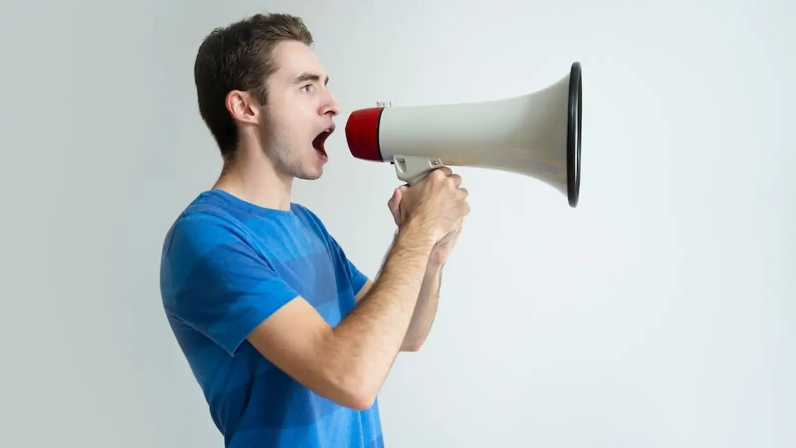 uomo di profilo con megafono in mano.jpg