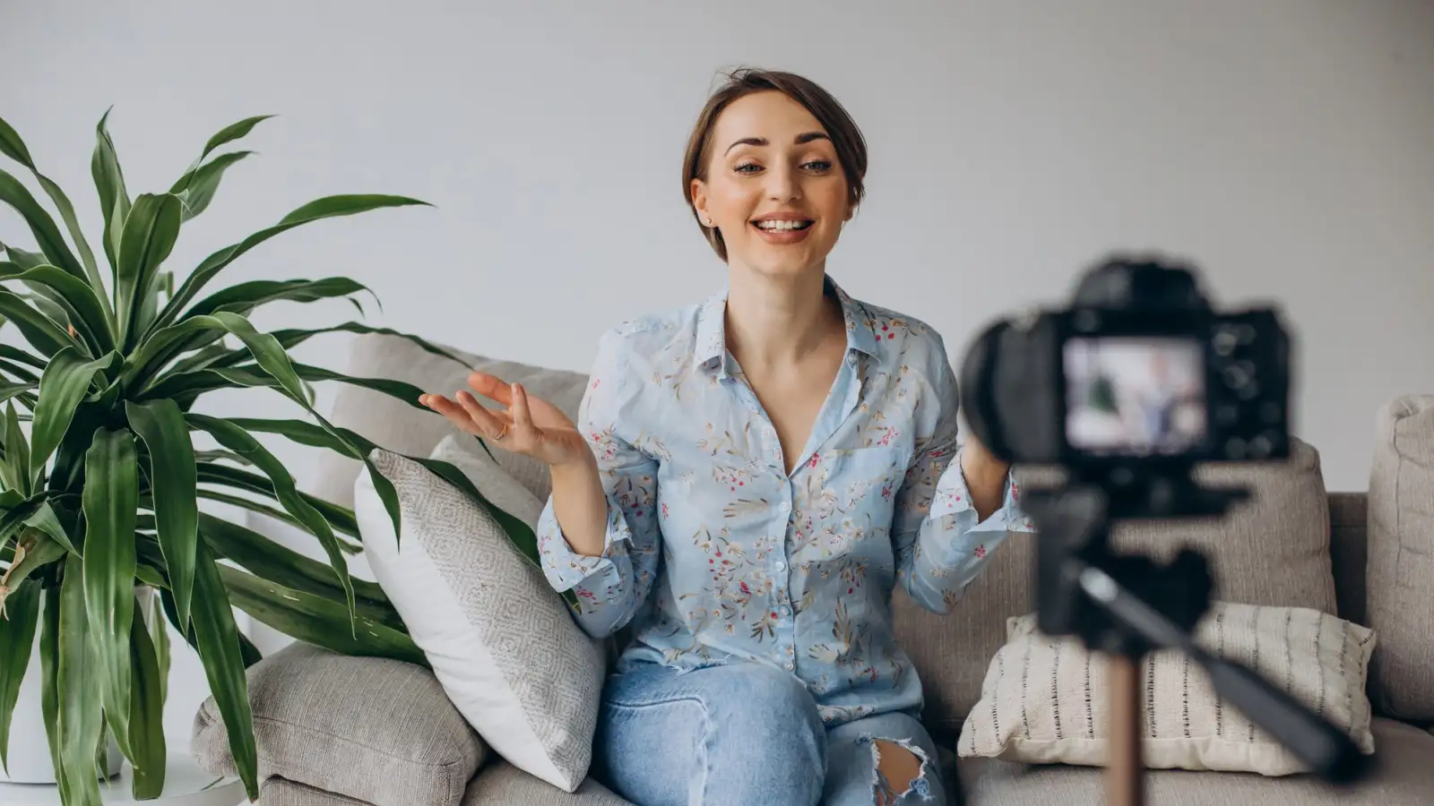 giovane influencer si registra con la videocamera.jpg