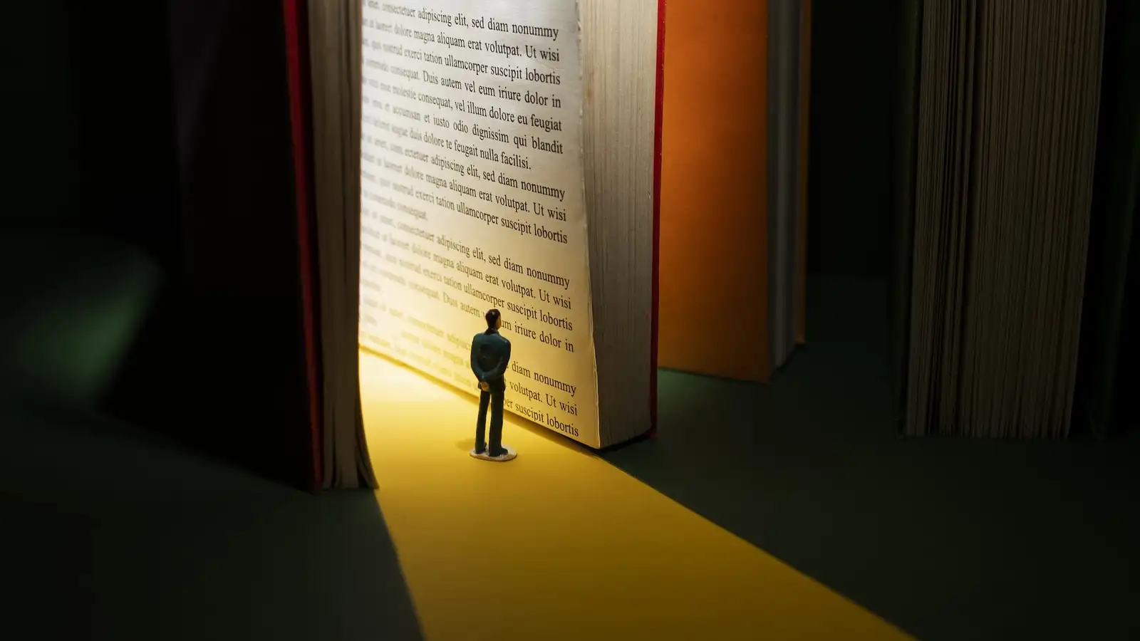 storytelling-uomo piccolo che legge libro gigante.jpg