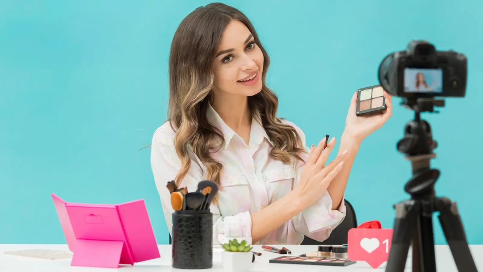 influencer davanti a camera vende trucchi.jpg
