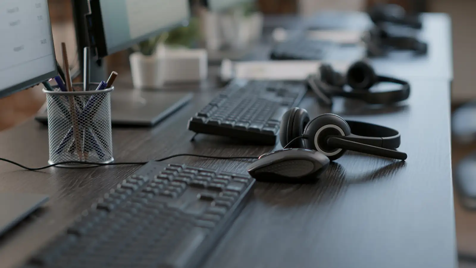 postazione con computer cuffie e tastiera.jpg