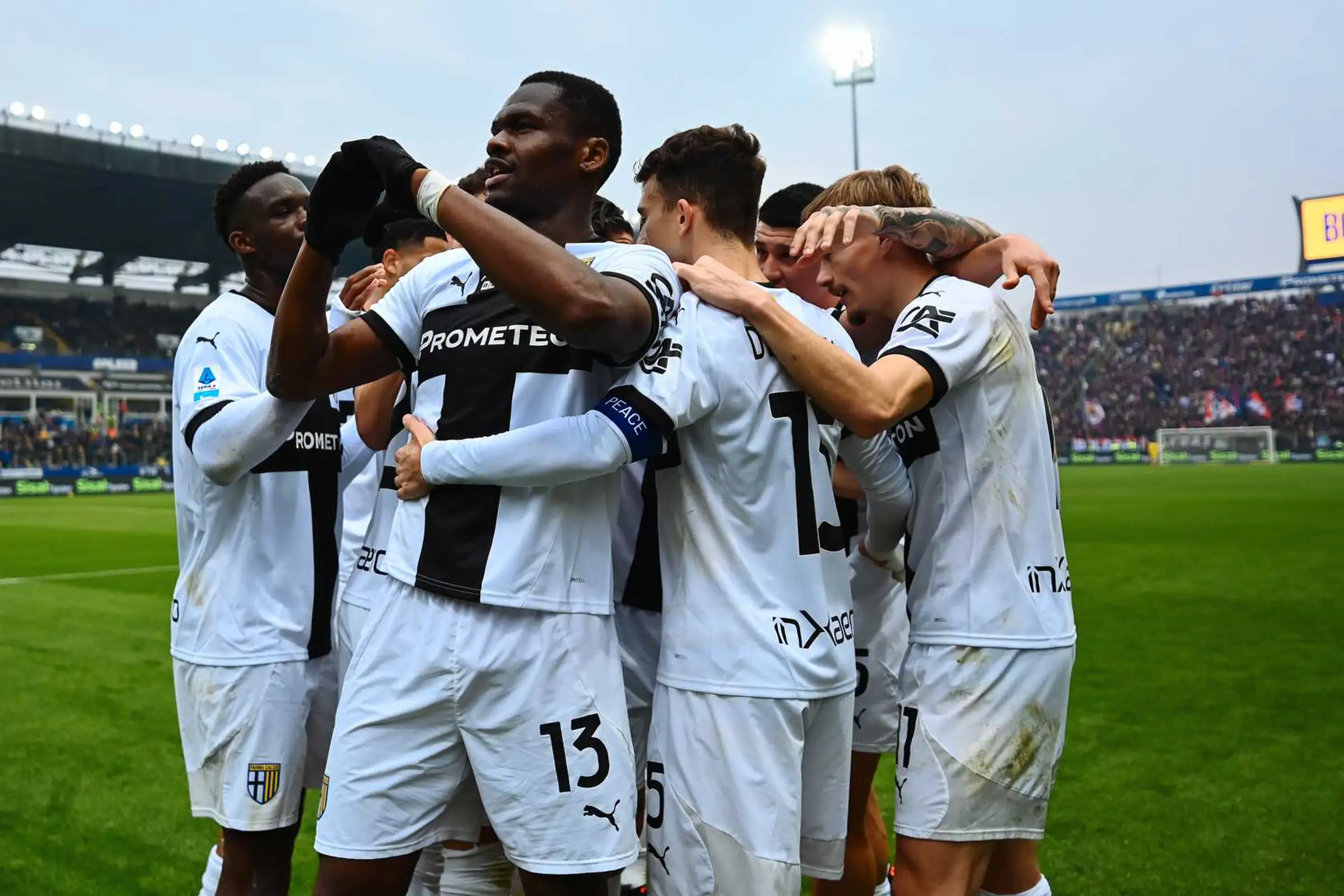 Parma Calcio: immagine di copertina case study ecommerce con i giocatori che esultano dopo un gol