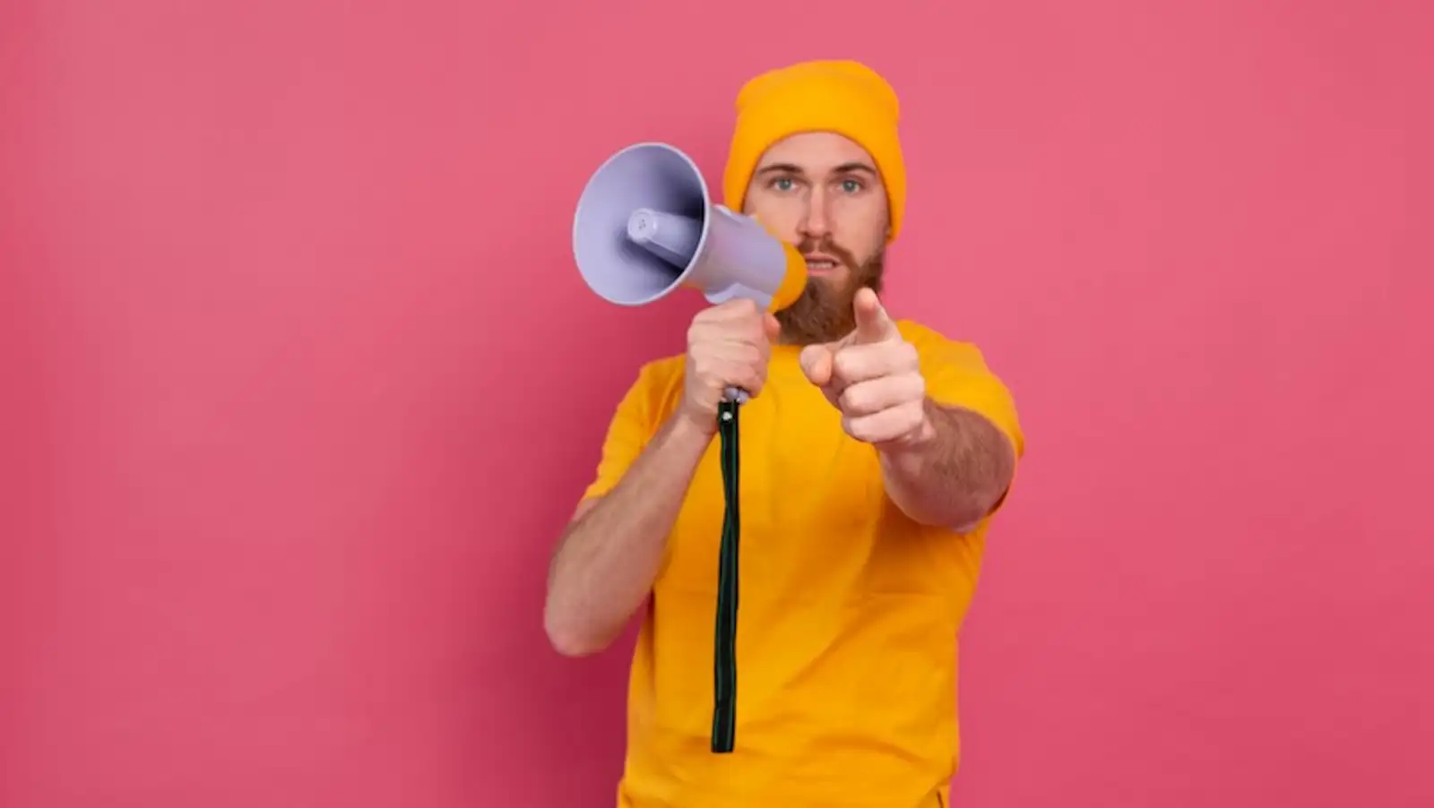 uomo con megafono che punta il dito.jpg