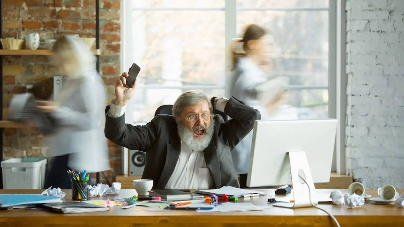 persona seduta davanti al pc stanca stressata e nervosa.jpg