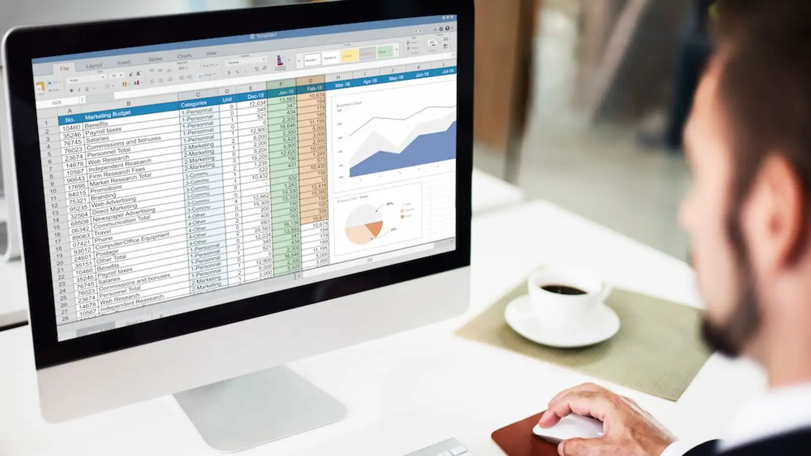 persona con pc davanti con foglio excel aperto.jpg